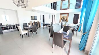 Peninsula Esmeralda Luxury Hotel & Villas