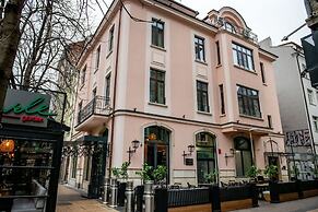 Agora Boutique