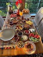 Aysel Inn House