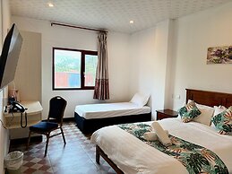 Crown Royale Hotel & Lounge