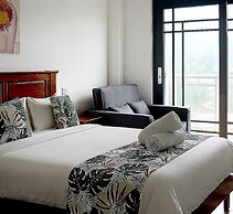Crown Royale Hotel & Lounge