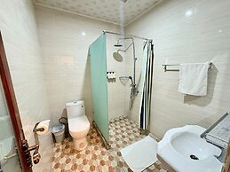 Crown Royale Hotel & Lounge