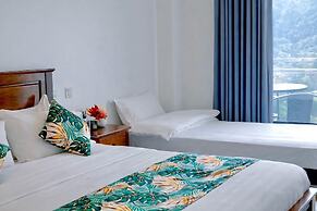Crown Royale Hotel & Lounge