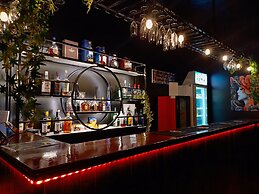 Crown Royale Hotel & Lounge