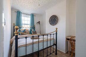 Captivating 4-bed House in Dartford