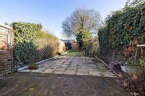 Captivating 4-bed House in Dartford