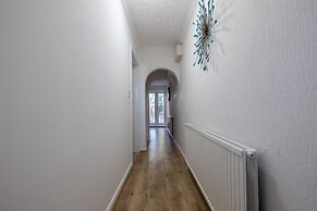 Captivating 4-bed House in Dartford
