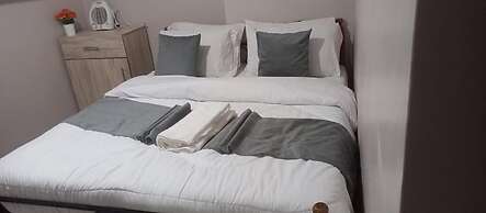 Lux Suites Attic Place Studio Apartemnts