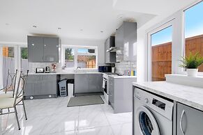 3 Bedroom House with Parking in Windsor