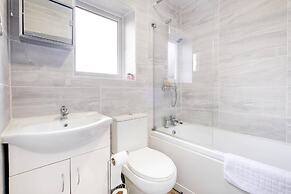 3 Bedroom House with Parking in Windsor