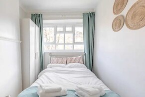 Cosy 4BD Flat W/private Balcony - Nine Elms!