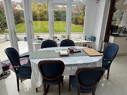 Cosy and Lovely 4-bed House in Stanmore