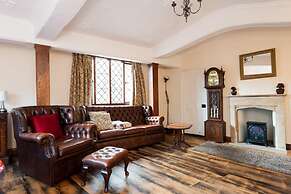 Captivating Tudor 2 Bedroom Apartment in Ipswich