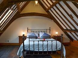 Captivating Tudor 2 Bedroom Apartment in Ipswich