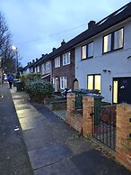 1 Bed Flat - Sleeps 2 - Parking - Garden