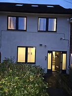 1 Bed Flat - Sleeps 2 - Parking - Garden