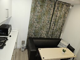 1 Bed Flat - Sleeps 2 - Parking - Garden