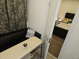 1 Bed Flat - Sleeps 2 - Parking - Garden