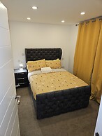 1 Bed Flat - Sleeps 2 - Pets - Garden - Parking