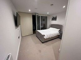 Impeccable 2-bed Apartment in Erith