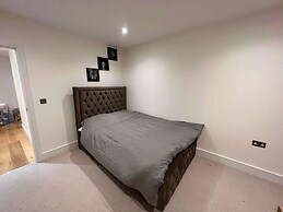 Impeccable 2-bed Apartment in Erith