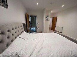 Impeccable 2-bed Apartment in Erith
