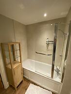 Inviting 2BD Flat W/private Balcony - Battersea!