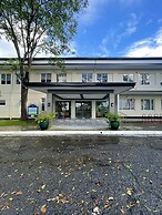 Emerald Manor Hotel
