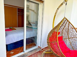 Apartment with pool direct access to sea
