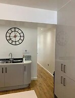 Immaculate 2-bed Apartment in Leigh