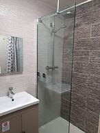 Immaculate 2-bed Apartment in Leigh