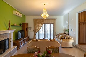 Paul's American Mansion- Volos suburb