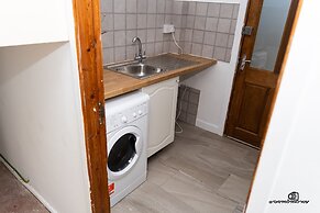 7 Guests - 3 Bedrooms - Parking - Pet Friendly