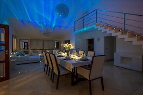 Beachfront 7BR Villa with Pool & Maid