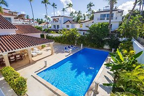 Beachfront 7BR Villa with Pool & Maid