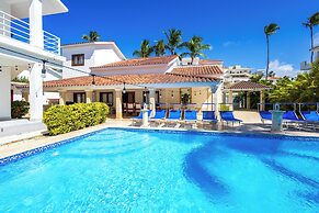 Beachfront 7BR Villa with Pool & Maid