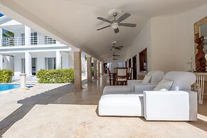 Beachfront 7BR Villa with Pool & Maid