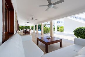Beachfront 7BR Villa with Pool & Maid