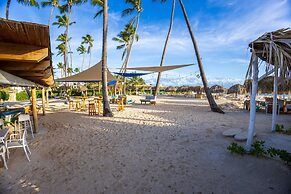 Beachfront 7BR Villa with Pool & Maid