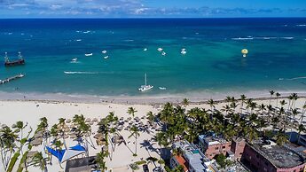 Beachfront 7BR Villa with Pool & Maid