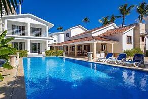 Beachfront 7BR Villa with Pool & Maid