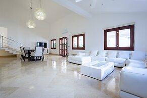 Beachfront 7BR Villa with Pool & Maid