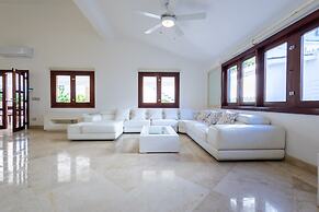 Beachfront 7BR Villa with Pool & Maid