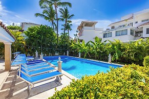 Beachfront 7BR Villa with Pool & Maid