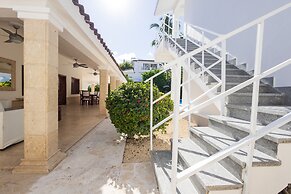 Beachfront 7BR Villa with Pool & Maid