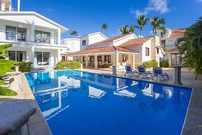 Beachfront 7BR Villa with Pool & Maid