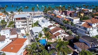 Beachfront 7BR Villa with Pool & Maid
