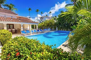 Beachfront 7BR Villa with Pool & Maid