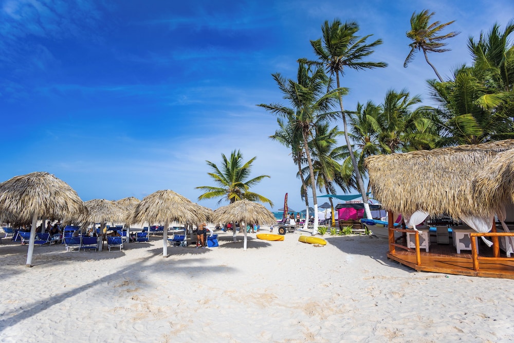 Beachfront 7BR Villa with Pool & Maid