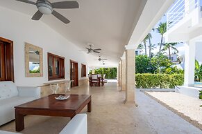 Beachfront 7BR Villa with Pool & Maid